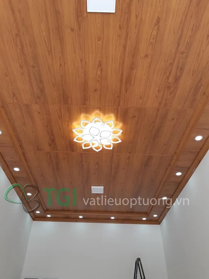 Tấm ốp tường PVC vân gỗ cho trần nhà