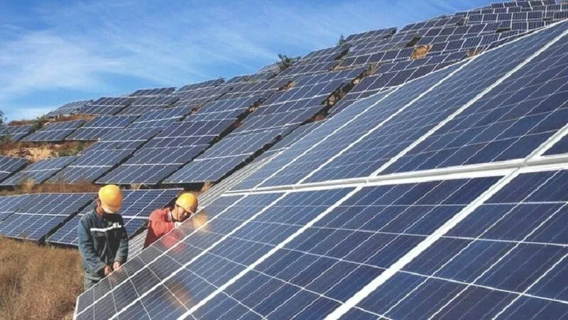 Tấm pin năng lượng mặt trời chuyển hóa ánh sáng thành điện