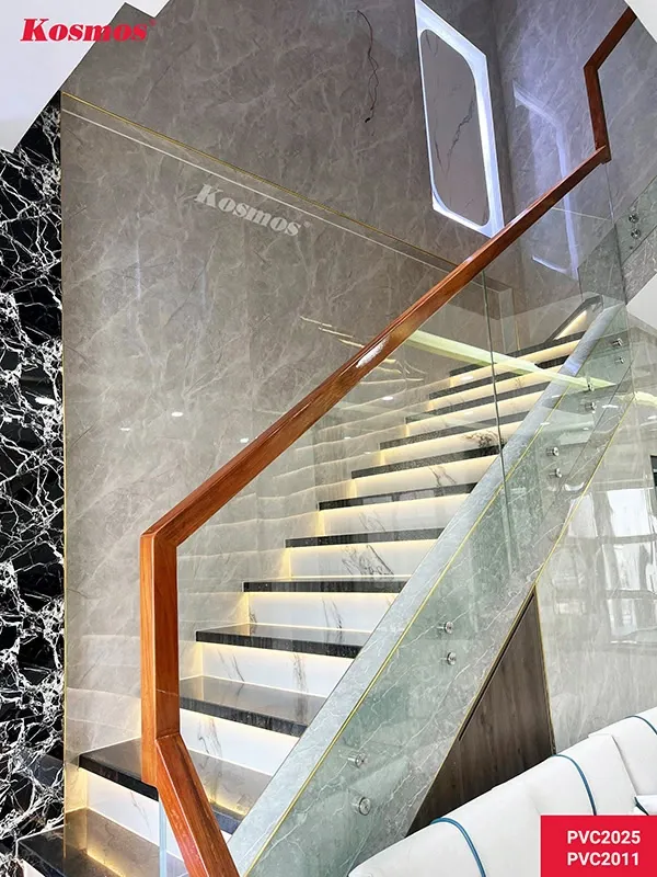 Tấm PVC vân đá Kosmos PVC2025 với họa tiết cẩm thạch xám hiện đại, mang đến vẻ đẹp sang trọng cho không gian.