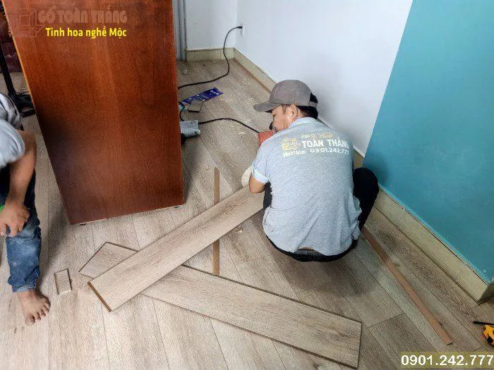 Tay nghề thợ quyết định rất lớn đến độ bền sản phẩm sàn nhựa