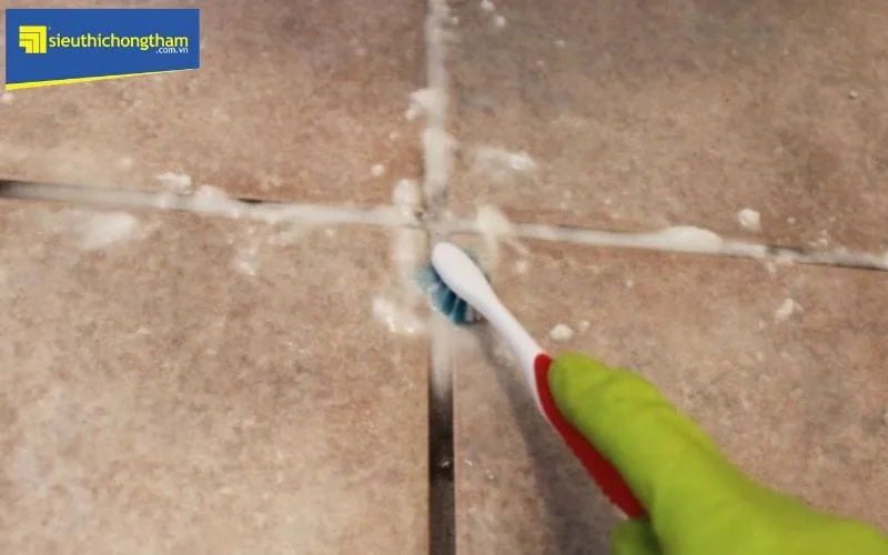 Thấm dột do đường chỉ gạch không được trát kín hoàn toàn