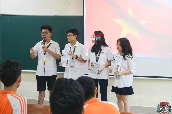Thành viên CLB Môi trường xanh GEC tuyên truyền về phân loại rác
