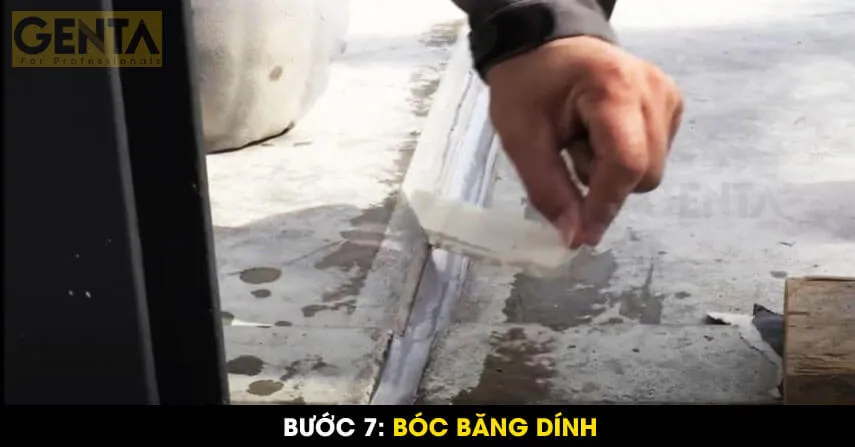 Thao tác bóc băng dính sau khi hoàn tất bơm keo trám khe, để lại bề mặt khe lún sạch và thẩm mỹ sau chống thấm