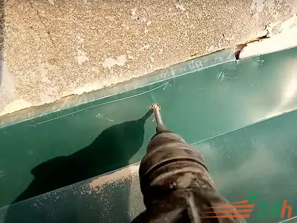 Thay thế các đinh vít bị rỉ sét trên mái tôn để khắc phục tình trạng dột