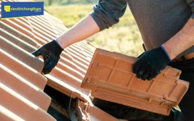 Thay thế ngói vỡ là cách sửa mái nhà ngói bị dột đơn giản