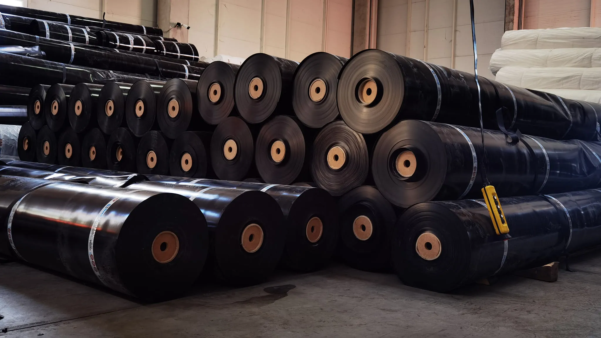 Thi công bạt HDPE chống thấm nước ngầm với màng dày 2mm chuyên nghiệp