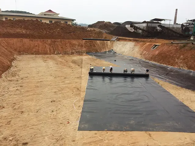 Thi công bạt HDPE tại công trình kênh mương