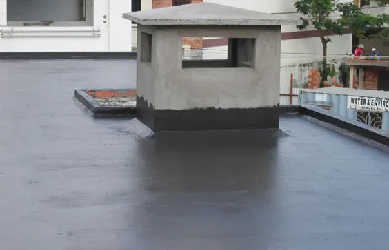 Thi công các lớp chống thấm Sika lên bề mặt sàn mái