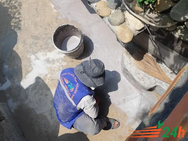 Thi công chống thấm bể nước sử dụng phụ gia gốc xi măng, tạo lớp bảo vệ vững chắc và khả năng bám dính tốt