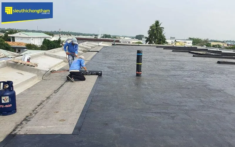 Thi công chống thấm nhà vệ sinh chung cư bằng màng khò nóng