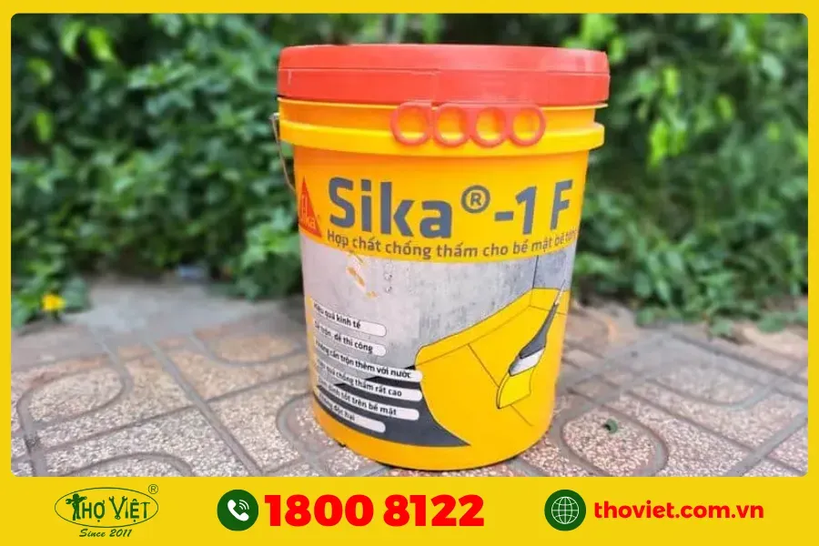 Thi công chống thấm trần nhà bằng vật liệu Sika chuyên dụng, đảm bảo bề mặt bền vững.