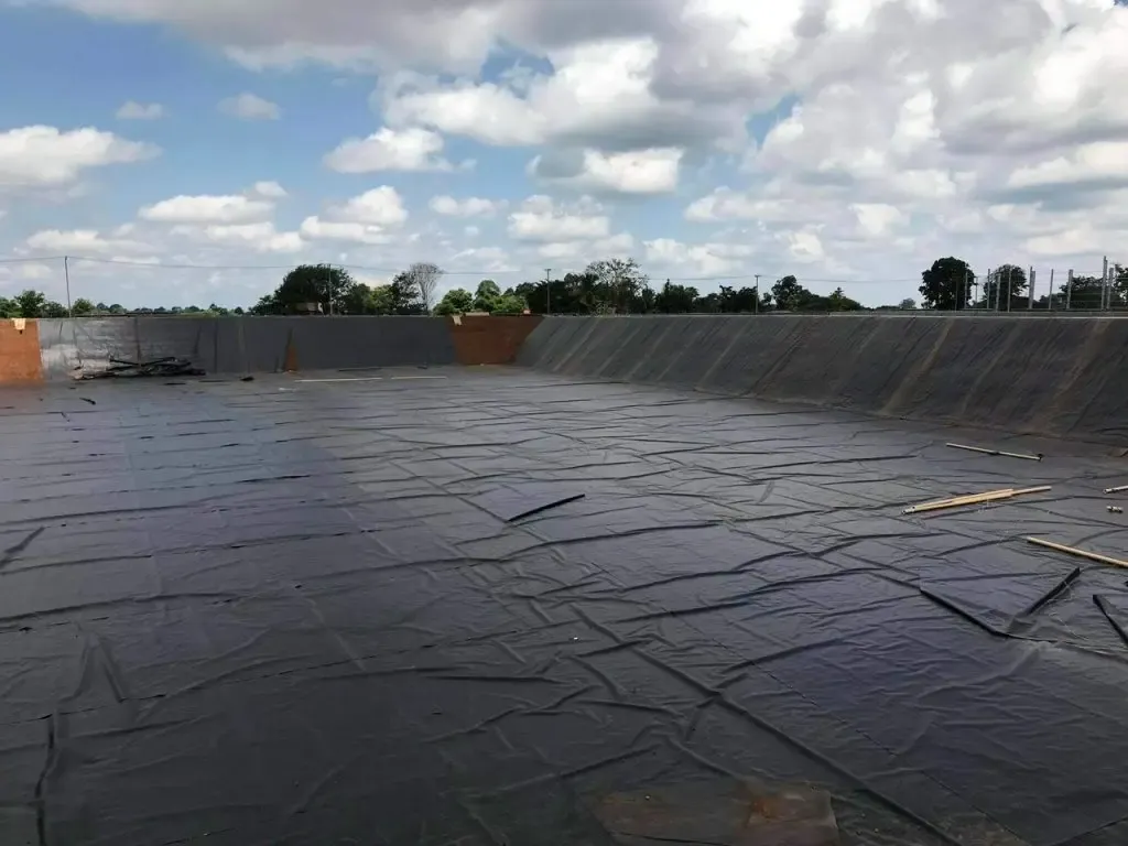 Thi công hàn bạt HDPE trên kênh mương