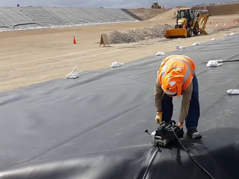 Thi công hàn màng chống thấm HDPE trên công trường dự án