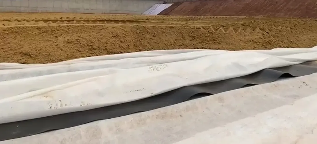 Thi công lắp đặt màng HDPE 0.75 mm chống thấm cho dự án môi trường