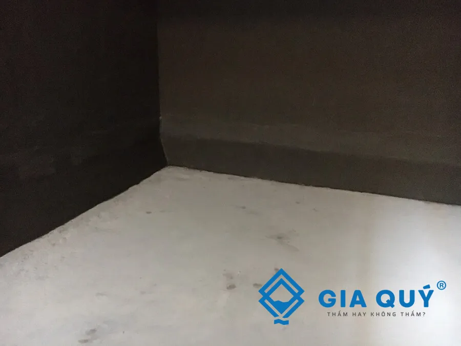 Thi công lớp chống thấm nền trước khi ốp gạch