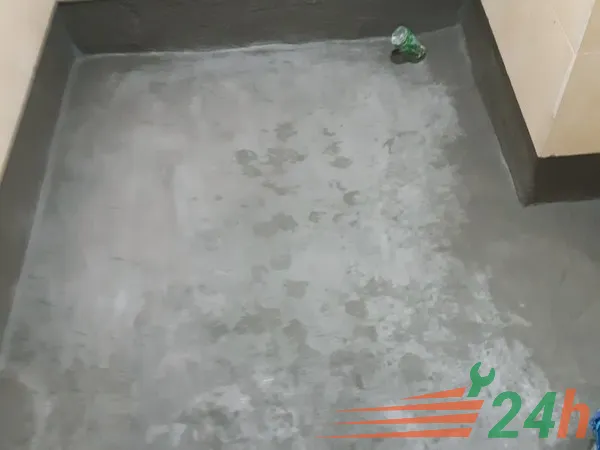 Thi công lớp chống thấm Sika đầu tiên trên sàn nhà vệ sinh