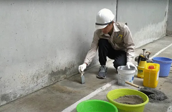 Thi công lớp hồ dầu kết nối Sika Latex TH lên bề mặt sàn thượng