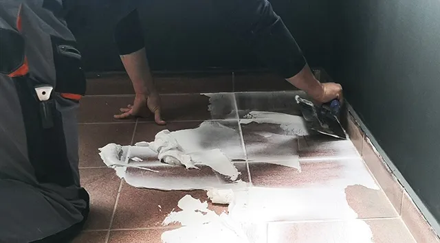 Thi công lớp sơn lót epoxy mỏng cho sàn nhà vệ sinh