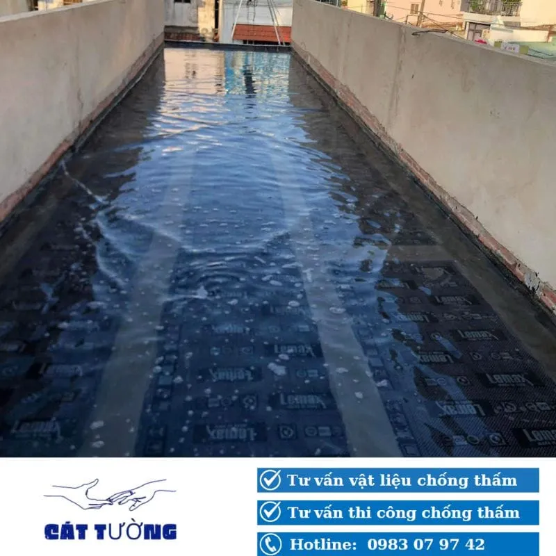 Thi công màng chống thấm gốc bitum khò nóng cho sàn mái tại công trường