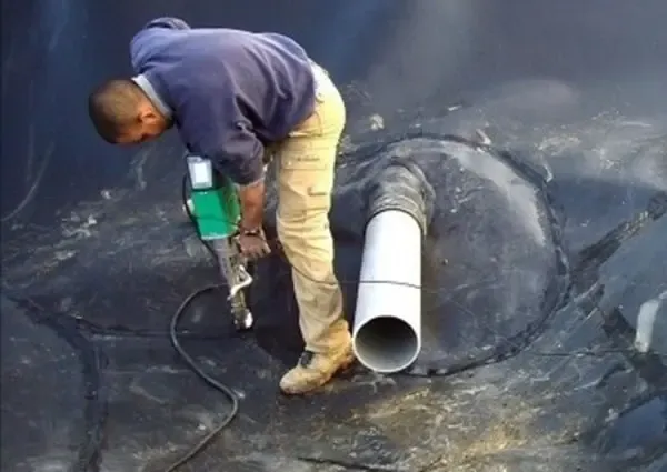 Thi công màng chống thấm HDPE trong điều kiện môi trường tự nhiên, cần kiểm soát nhiệt độ và độ ẩm để đảm bảo tính chính xác của thí nghiệm tia lửa điện.