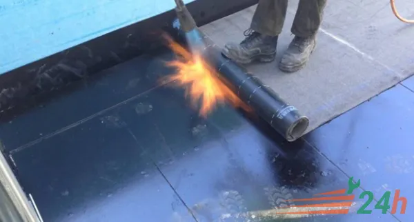 Thi công màng dán Bitum chống thấm sân thượng bằng phương pháp khò nhiệt