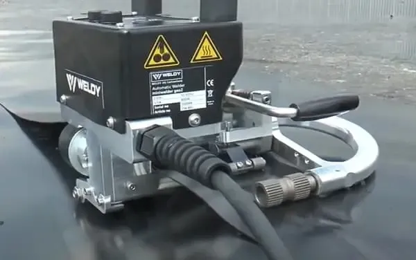 Thi công màng HDPE trong điều kiện phức tạp, yêu cầu kỹ thuật cao và nẹp inox chống gỉ