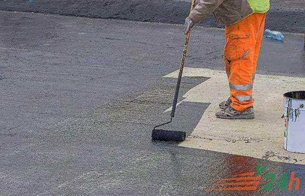 Thi công nhựa đường để dán chống thấm sân thượng