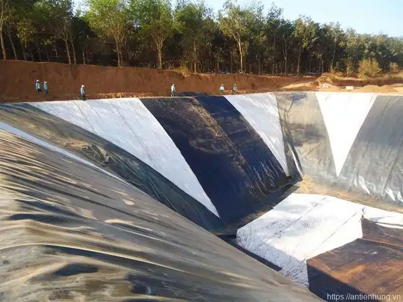 Thi công phủ bạt bãi chôn lấp
