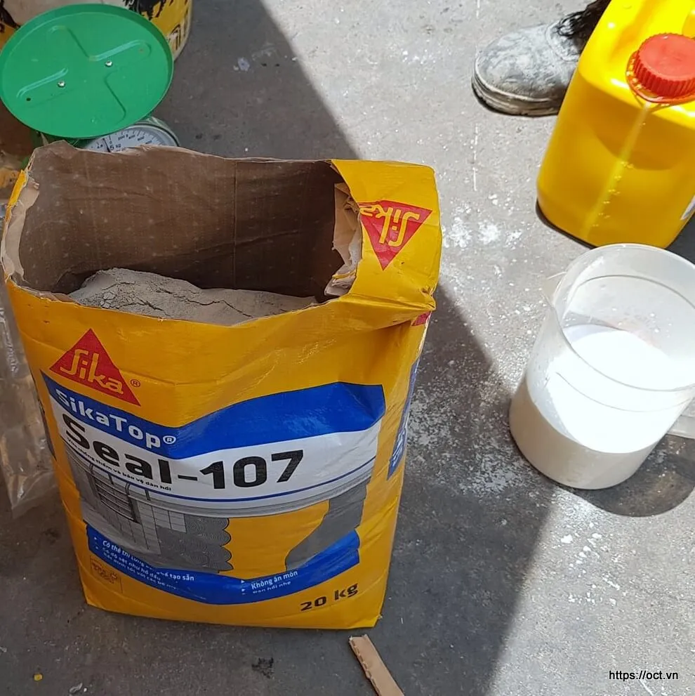 Thi công quét lớp chống thấm Sikatop Seal 107 lên bề mặt sàn WC