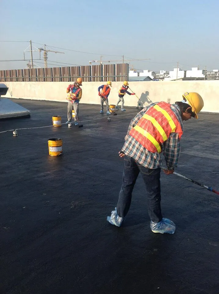 Thi công Sika chống thấm lớp thứ nhất cho mái nhà
