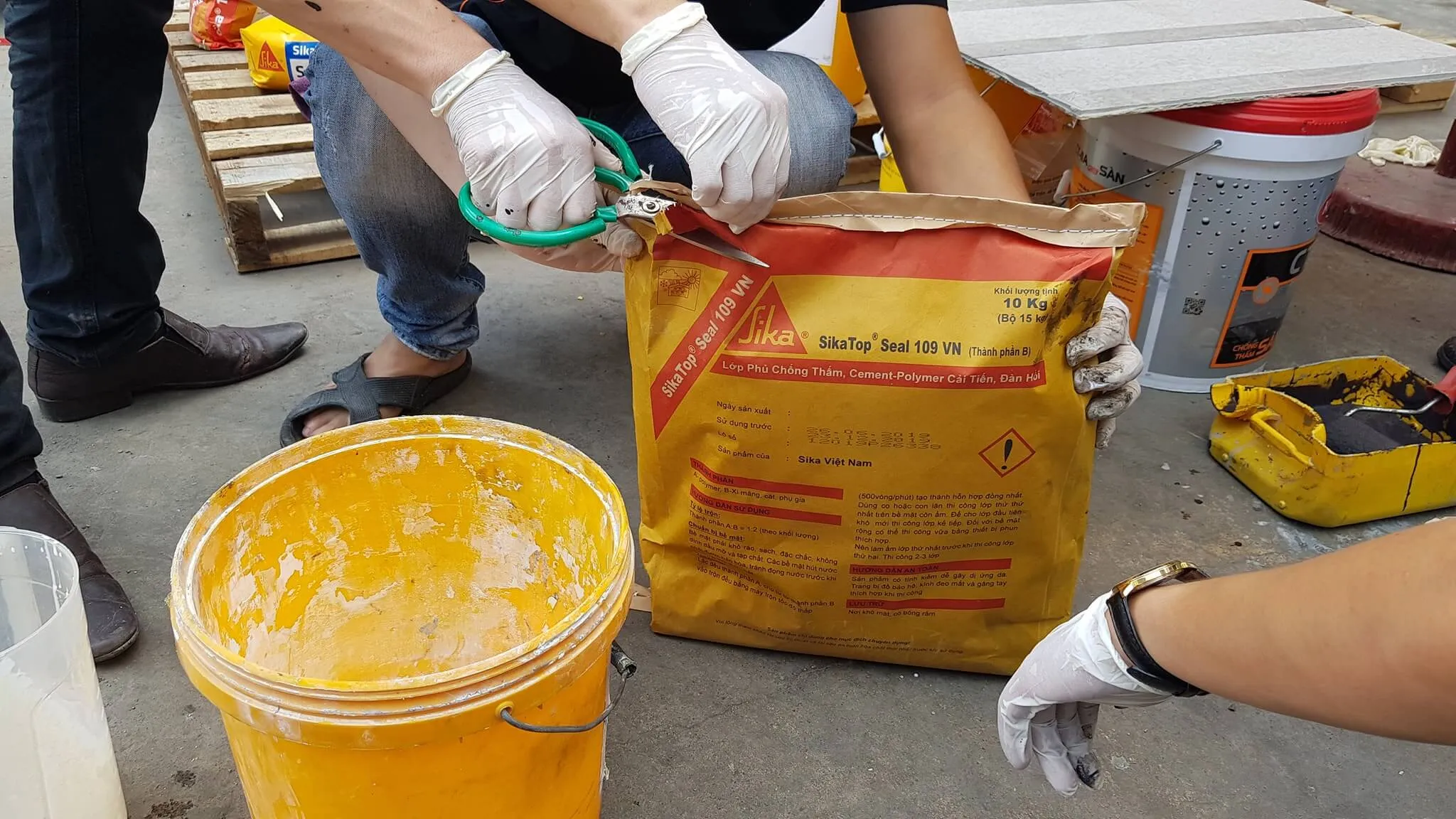 Thi công SikaTop 109 Seal VN chống thấm đáy hồ cá