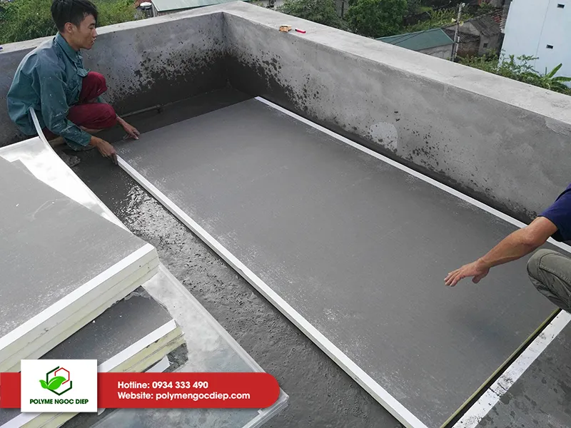 Thi công tấm cách nhiệt Takani trọng lượng nhẹ giúp tối ưu thời gian và công sức