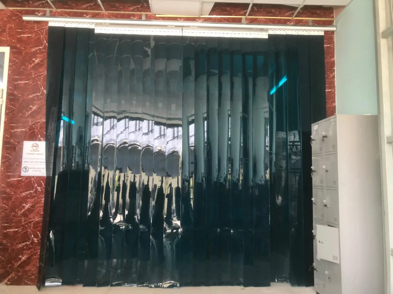 Thi công tấm màn nhựa trong nhà kho công nghiệp