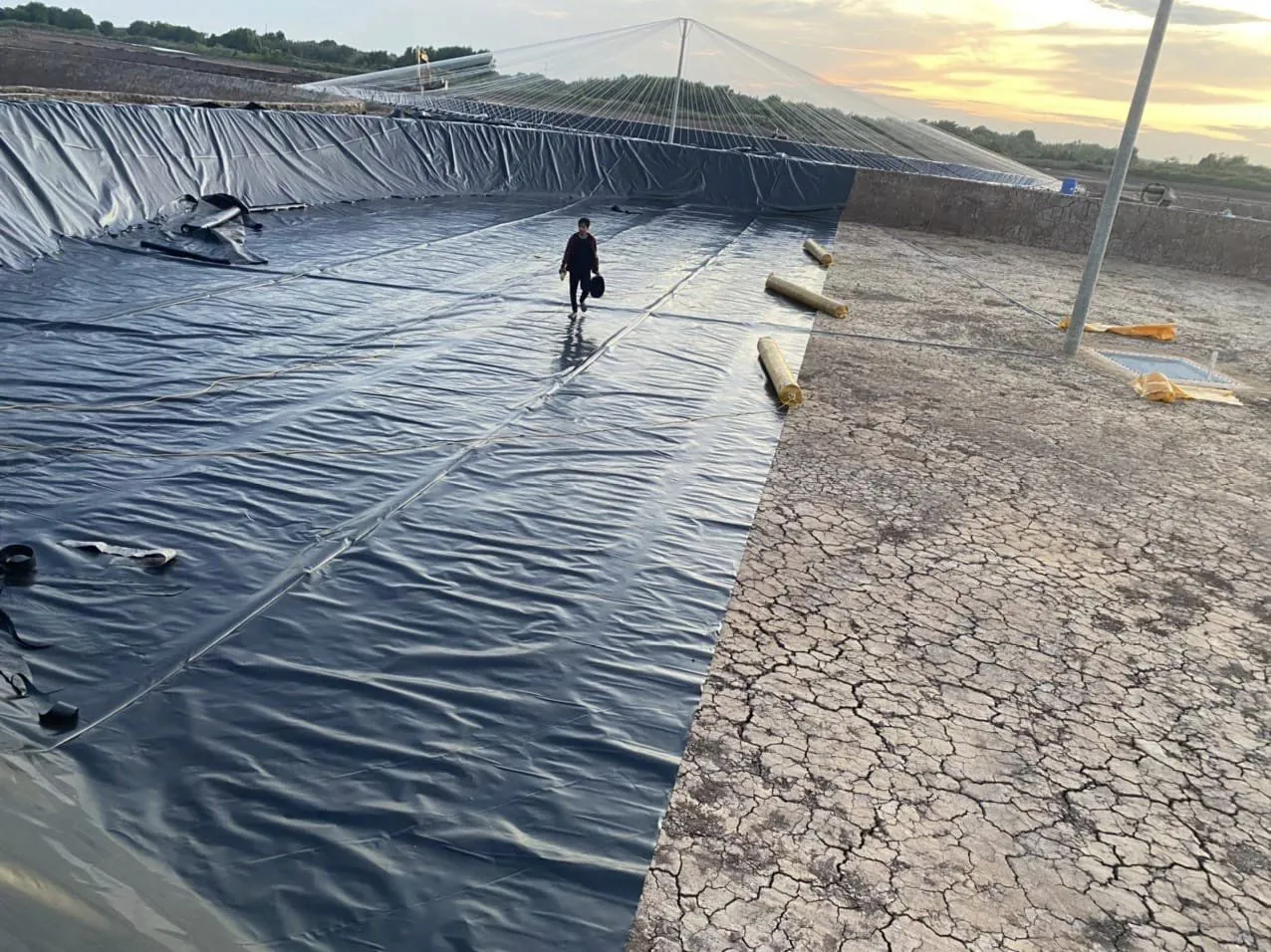 Thi công trải bạt chống thấm HDPE chuyên nghiệp cho ao nuôi thủy sản