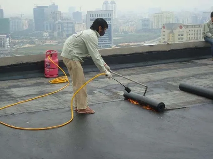 Thi công trải màng chống thấm trên bề mặt công trình