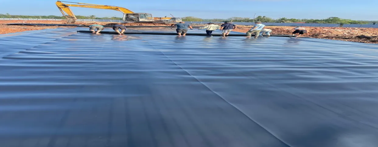 Thi công trải màng hdpe theo bất kỳ hướng nào nhưng phải tính toán để đảm bảo sử dụng đường hàn nối ít nhất.