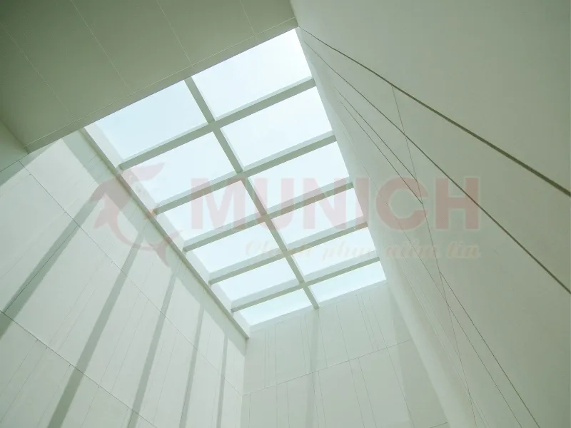 Thiết kế giếng trời chống hắt mưa với lỗ thoáng khí hẹp hoặc mái nghiêng.
