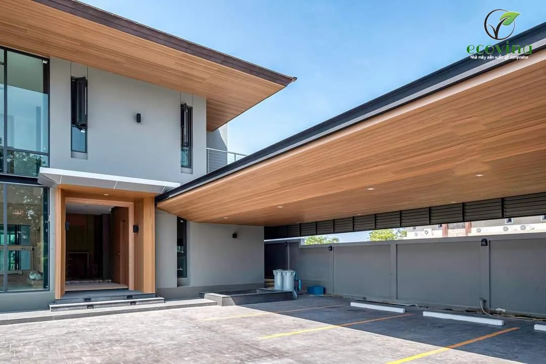 Thiết kế nội thất hiện đại sử dụng tấm nhựa composite ốp tường và trần nhà với vân gỗ tinh tế.