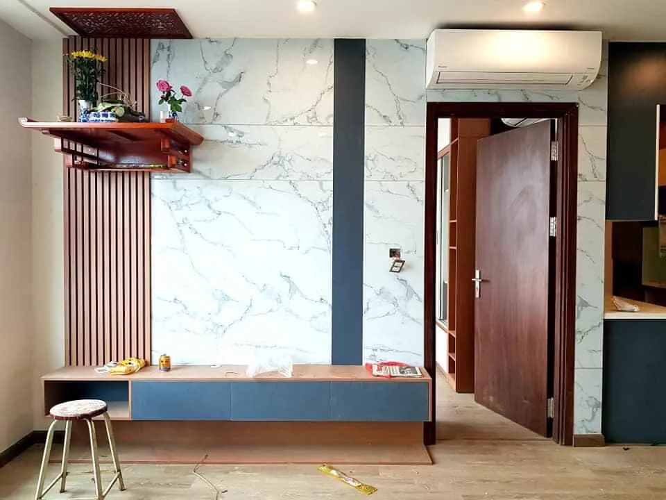 Thiết kế nội thất hiện đại với tấm Pima giả đá ốp tường và cột