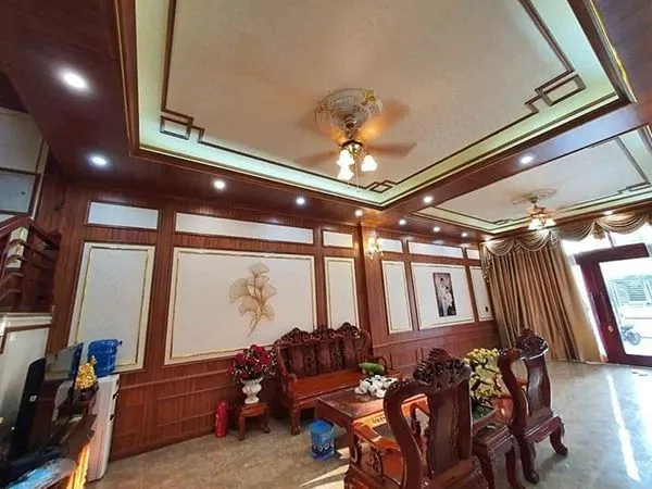 Thiết kế phòng khách sang trọng với tường ốp nhựa vân gỗ màu sáng