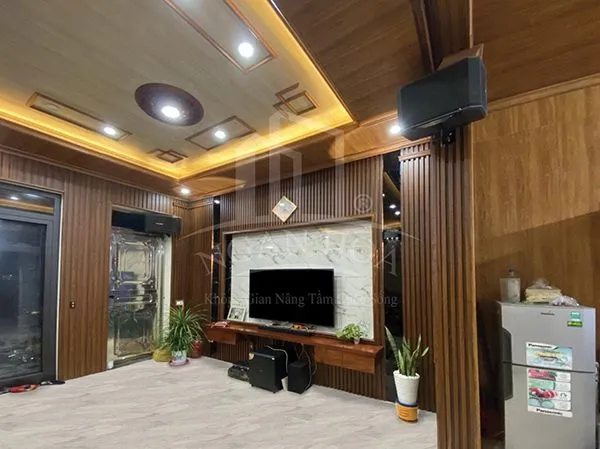 Thiết kế phòng khách tinh tế với tấm nhựa ốp tường màu sắc trung tính