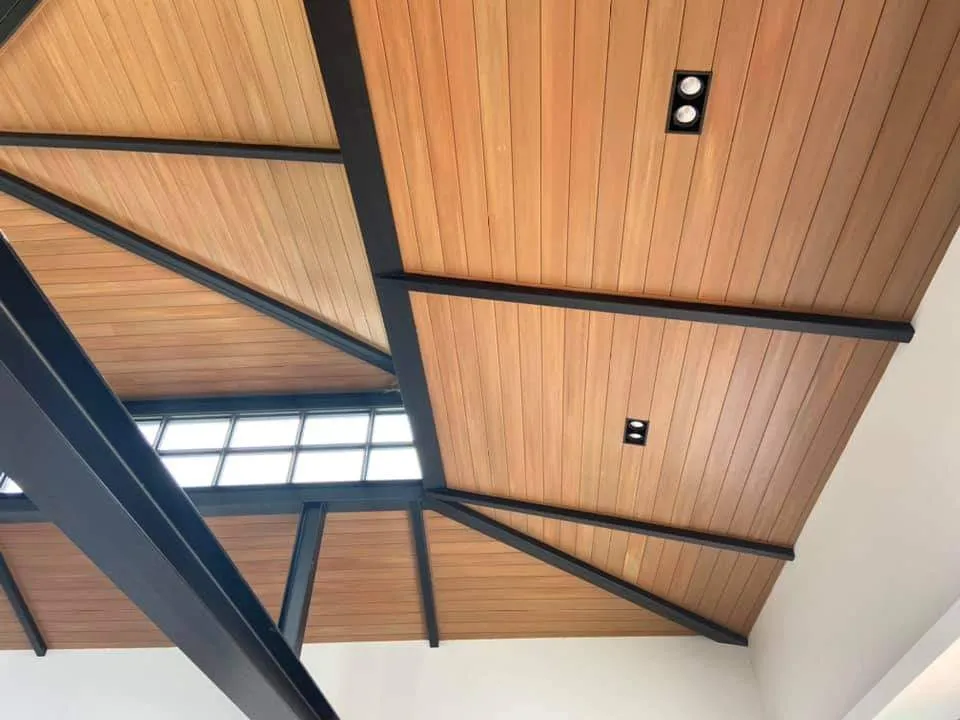 Thiết kế trần nhựa composite độc đáo cho phòng khách
