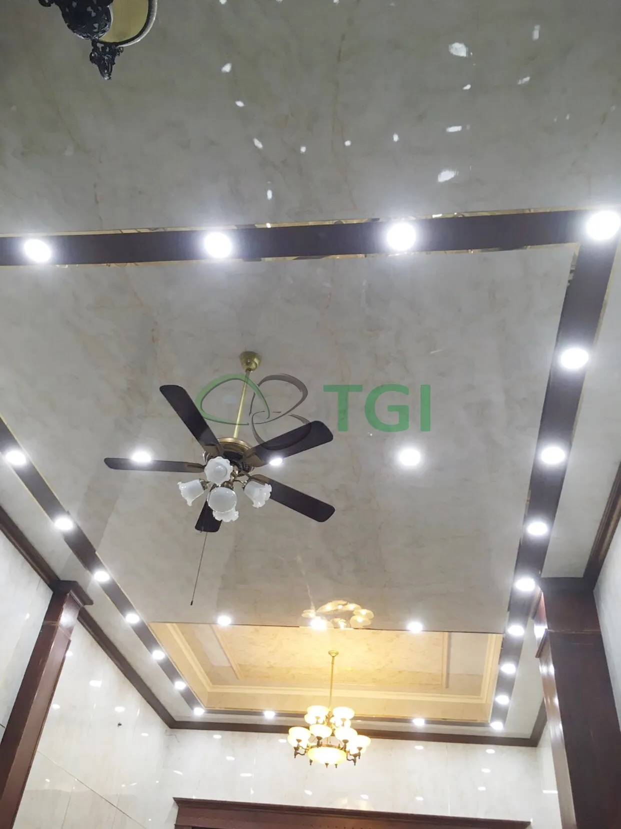 Thiết kế trần nhựa PVC giả đá cho căn hộ hiện đại, tối ưu không gian.