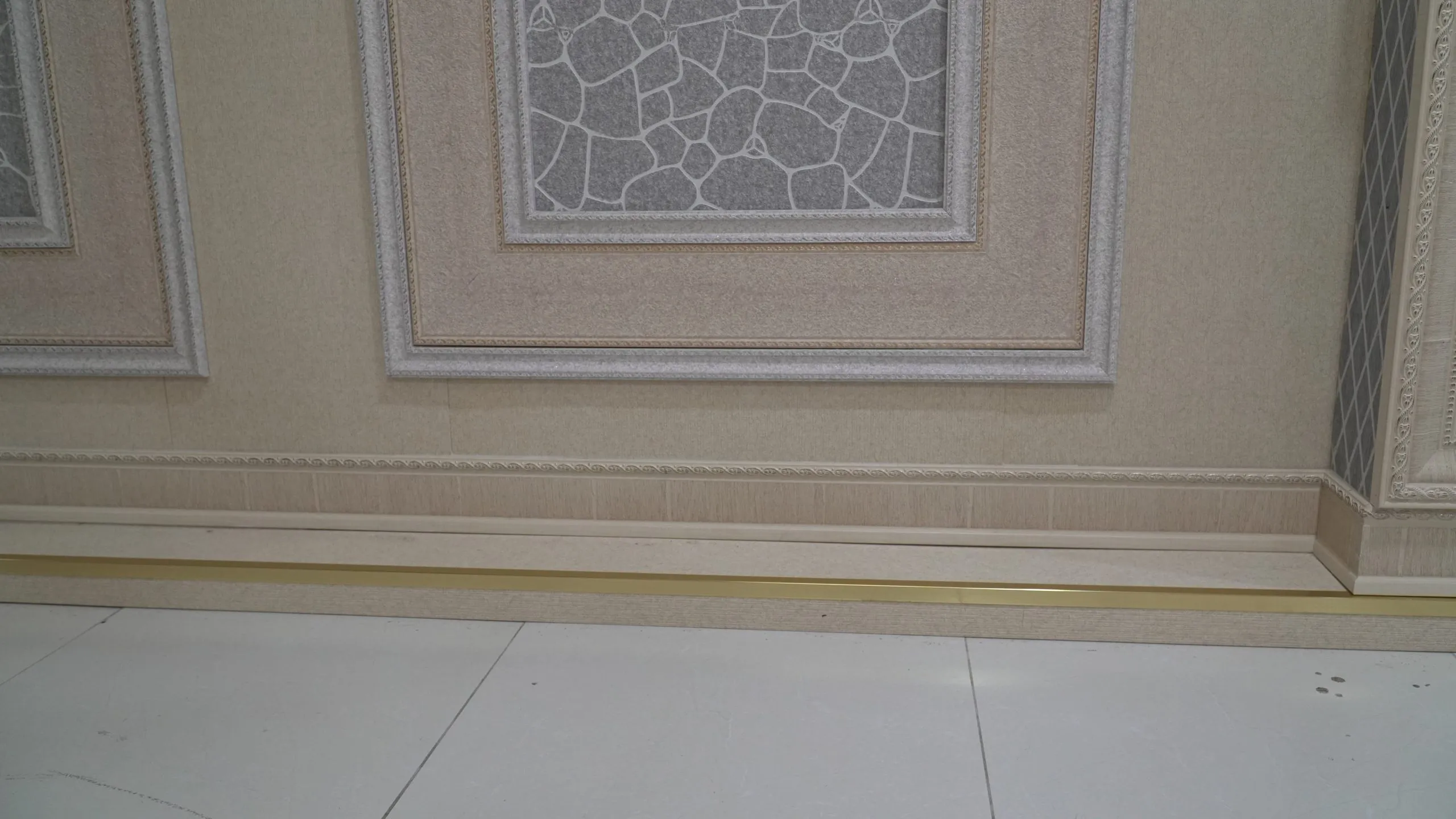 Thiết kế trần nhựa PVC vân đá độc đáo, tạo điểm nhấn nghệ thuật cho không gian.