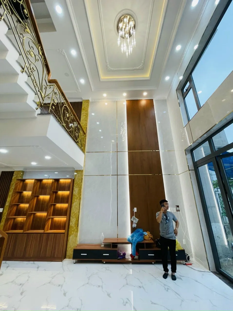 Thiết kế tường hiện đại kết hợp tấm PVC giả đá và nhựa vân gỗ