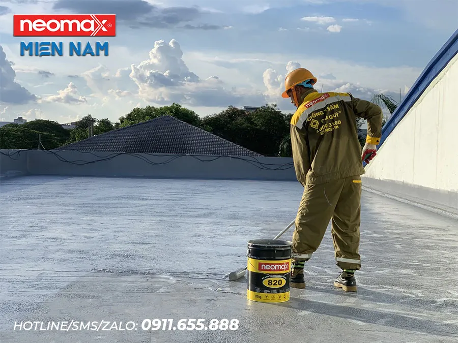 Thợ chuyên nghiệp đang lăn sơn Neomax 820 lên bề mặt sàn mái