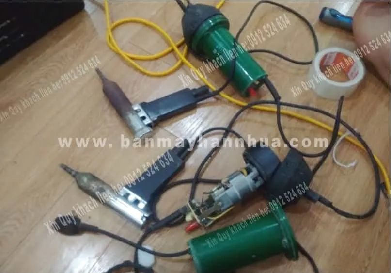 Thợ đang sửa máy hàn ống nhựa PVC cầm tay