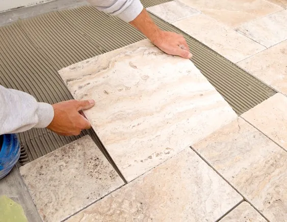 Thợ đang thi công dán gạch nền WC bằng vữa SikaTilebond GP