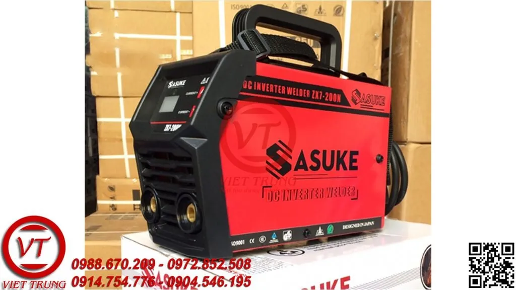 thợ hàn đang sử dụng máy hàn điện tử sasuke zx7 200n cho mối hàn kim loại chính xác