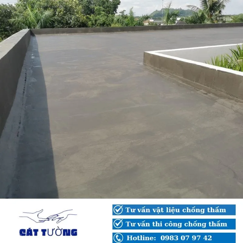 Thợ thi công chuyên nghiệp áp dụng vật liệu chống thấm gốc xi măng Smartflex